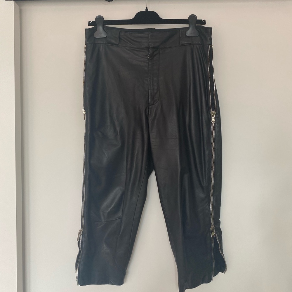 RAIF women leather Capri with zippers . Size 31